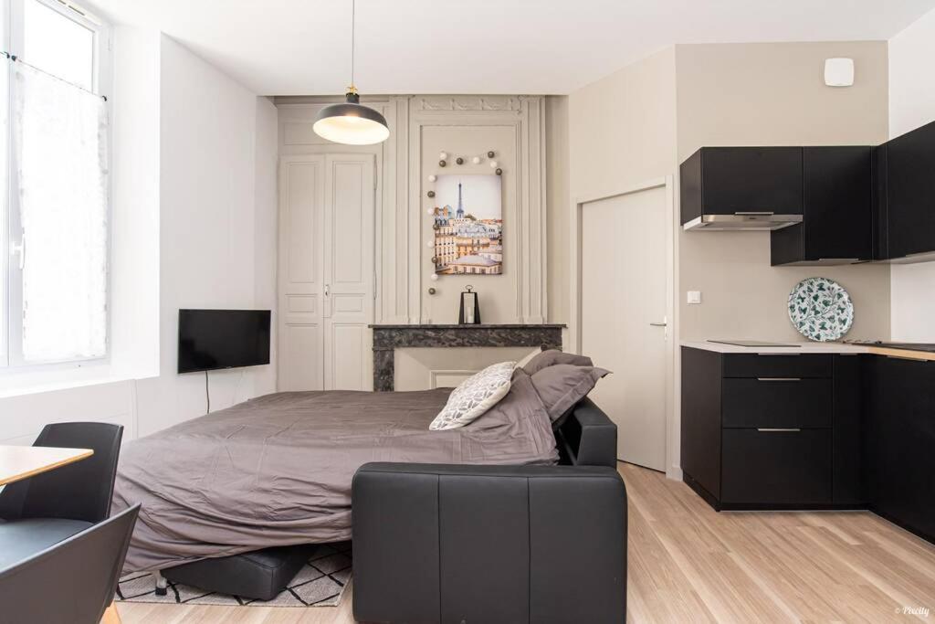 Le Dandy - T2 Centre Historique Apartment อาฌ็อง ภายนอก รูปภาพ